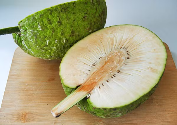 Các chất chống oxy hóa trong sake cung cấp một lá chắn hiệu quả chống lại các tia UV, khuyến khích sự tăng trưởng của tế bào mới làm cho da bị tổn thương sẽ mịn màng và trẻ trung trở lại.