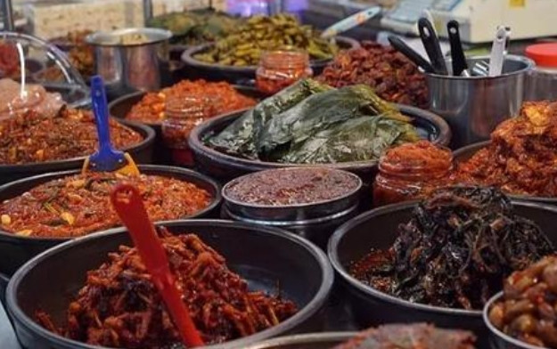 Đồng thời, bác sĩ cũng chỉ ra rằng, có 4 loại thực phẩm mẹ bầu nhất định phải tránh nếu muốn thai nhi phát triển khỏe mạnh. 1. Thực phẩm muối chua: Thực phẩm muối chua là loại thực phẩm yêu thích của nhiều người, có tác dụng giải ngán, ăn ngon miệng hơn. Thế nhưng, trong thời kỳ mang thai, hãy cố gắng ăn thật ít hoặc tốt nhất không nên ăn đồ muối chua.