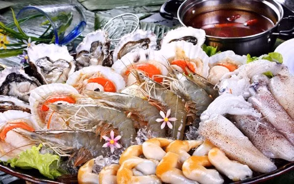 4. Hải sản sống: Hải sản vốn dễ gây dị ứng, sau khi mang thai sức đề kháng thay đổi, nhiều bà bầu ăn những thực phẩm trước đó không bị dị ứng thì khi mang thai cũng sẽ bị dị ứng. Vì vậy, hãy thận trọng khi ăn hải sản và đừng quá lạm dụng.