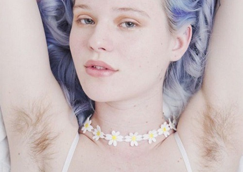 Khi lông nách tồn tại, những sợi lông này có thể làm giảm ma sát trên da, cũng có thể giúp chúng ta bài tiết mồ hôi, trao đổi chất tốt hơn, giúp giải độc các tế bào bạch huyết ở nách một cách kịp thời.