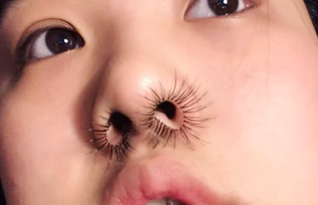  2. Lông mũi: Lông mũi của một số người phát triển khá mạnh, nếu để tự nhiên thì lông mũi sẽ lộ ra bên ngoài lỗ mũi, ảnh hưởng không nhỏ đến ngoại hình của chúng ta. Tuy nhiên, đây không phải là lý do để bạn nhổ hay cạo lông mũi.