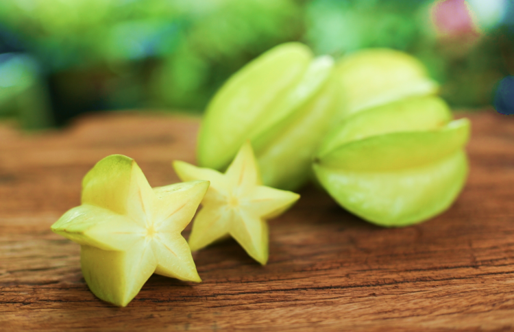 Các nghiên cứu khoa học đã chỉ ra rằng, trong quả khế có chứa chất độc thần kinh hòa tan trong nước. Kể từ năm 2013, các nhà khoa học Brazil đã công bố nghiên cứu, cho biết họ đã phân lập được phân tử độc hại này.