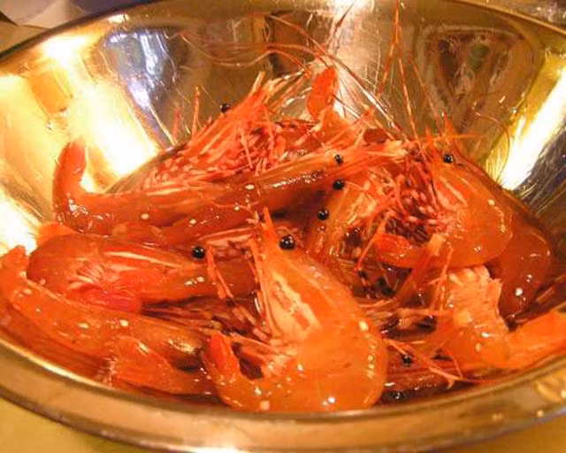 Mục đích của việc ngâm tôm vào rượu là để chúng bị "say", thịt cũng ngấm rượu, ngấm gia vị, trở nên thơm hơn, hấp dẫn hơn.