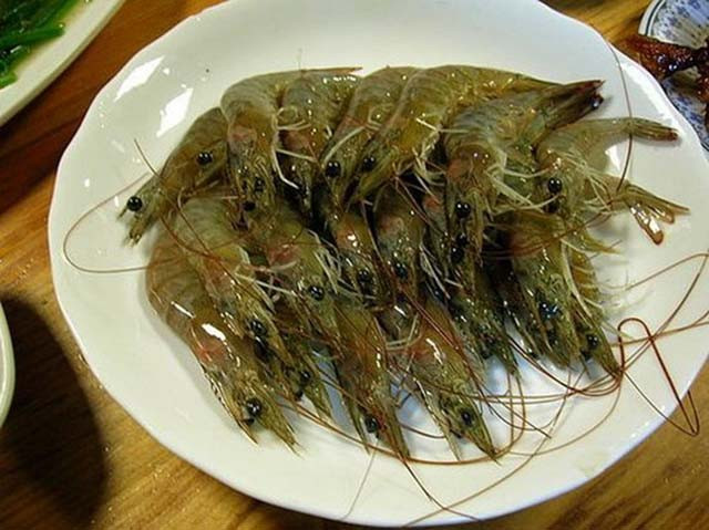 Ở Trung Quốc, món tôm say rượu khá phổ biến, được xem như món đặc sản, thường có trong một số nhà hàng, người dân cũng hay ăn.