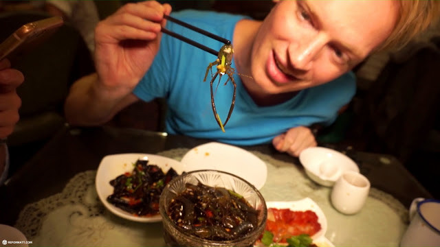 Sau khoảng 15 phút, những con tôm hoàn toàn ngấm rượu, mọi người có thể dùng luôn nếu như bạo gan và không ngại ăn đồ sống.