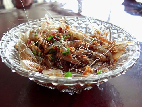 Theo những người đã trải nghiệm món ăn này, họ cảm thấy thịt tôm rất ngọt, có chút mùi hăng của rượu nhưng lại át đi mùi tanh, vị đậm đà, độc đáo.