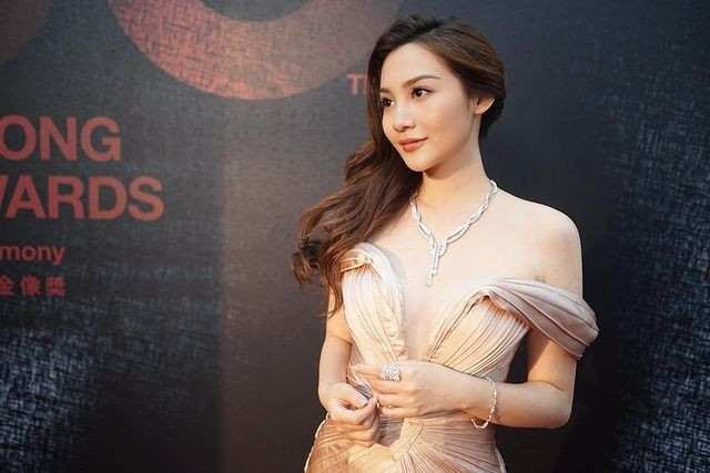 Với lợi thế ngoại hình, khi dự sự kiện, hot girl cũng không ngại chọn chiếc váy xẻ ngực sâu, khoe gò bồng đảo đầy đặn và bờ vai thanh mảnh, thon thả.