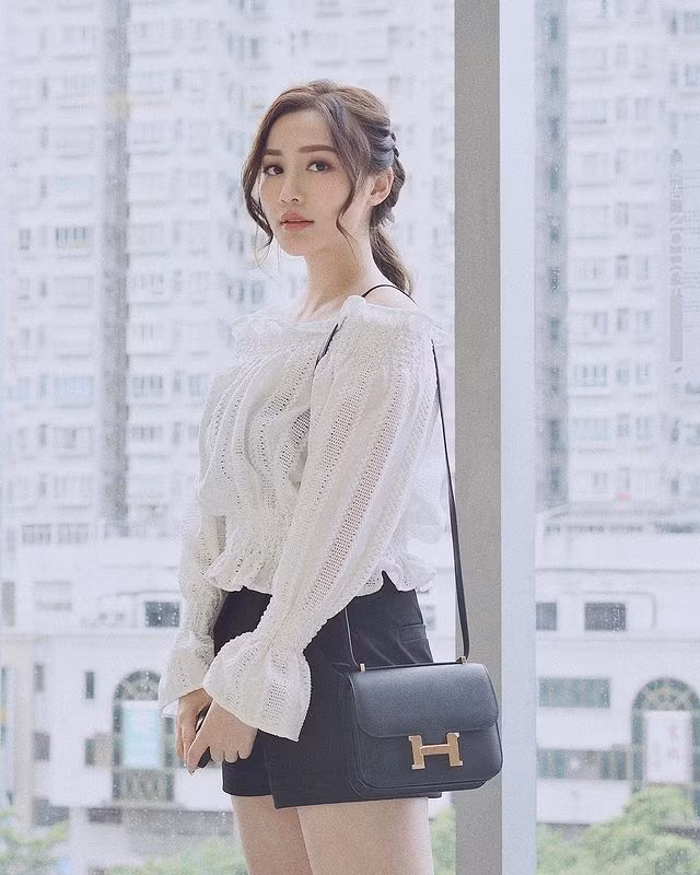  Hot girl Quách Dịch Tâm cách đây 9 năm đã trở thành thành viên nhóm nhạc nữ "Angle girl", cô nàng từng được Châu Kiệt Luân ủng hộ, được nhạc sĩ Phương Văn Sơn nhận làm học trò, rất nổi tiếng.