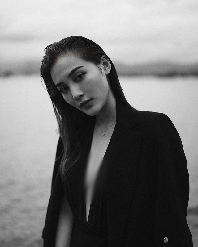 Quách Dịch Tâm cũng không ngại "thả rông" trong những set đồ cá tính, khoe đường cong thanh xuân lấp ló của mình.