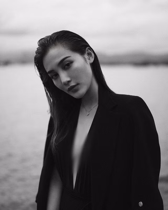 Quách Dịch Tâm cũng không ngại "thả rông" trong những set đồ cá tính, khoe đường cong thanh xuân lấp ló của mình.