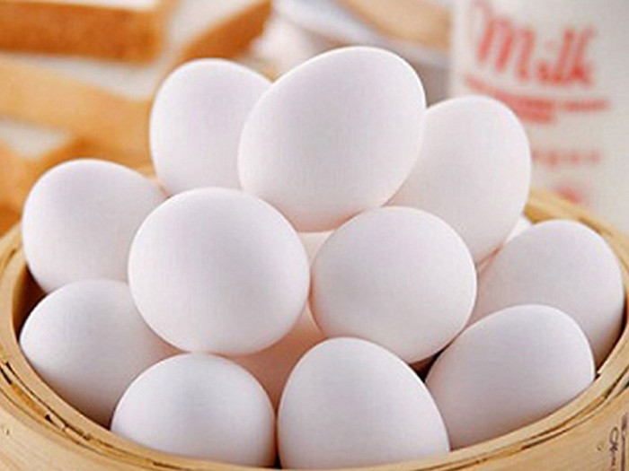 Thế nhưng mặc dù sự khác biệt không lớn lắm, nhưng trứng cút lại chiến thắng nhờ ưu điểm hàm lượng vitamin nhóm B cao hơn. Theo quan điểm này, mỗi loại trứng đều có những ưu điểm riêng, bạn có thể xem xét từ các khía cạnh khác như giá cả, dưỡng chất mà mình cần, từ đó chọn ra loại trứng có lợi thế dinh dưỡng mà mình cần.