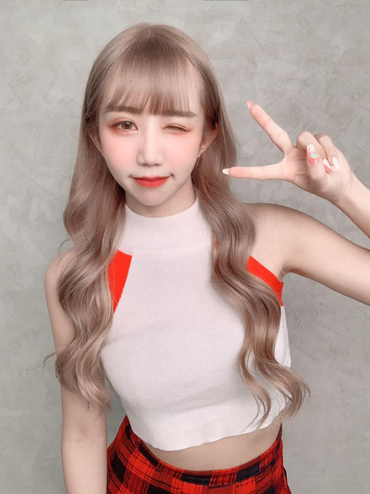 Sở dĩ có thể diện được nhiều phong cách như vậy là bởi dáng vóc của Ti Ti rất ưa nhìn. Cô nàng không sở hữu chiều cao khủng nhưng cách phối đồ lại rất tôn dáng.