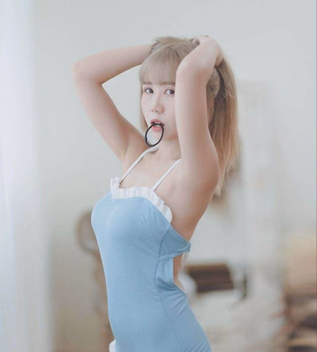 Ngoài ra, gu thời trang của của Ti Ti cũng rất thu hút giới trẻ. Nhiều fan hâm mộ của Ti Ti là nữ giới, họ cho rằng phong cách biến hóa của hot girl gợi cảm đã truyền cảm hứng cho mình.