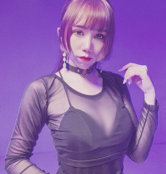 Thời trang xuyên thấu cũng là một trong những phong cách được hot girl, người mẫu này yêu thích. Lựa chọn trang phục có độ hở vừa phải, Ti Ti gợi cảm mà không phản cảm.