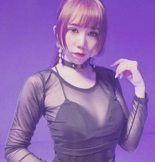 Thời trang xuyên thấu cũng là một trong những phong cách được hot girl, người mẫu này yêu thích. Lựa chọn trang phục có độ hở vừa phải, Ti Ti gợi cảm mà không phản cảm.