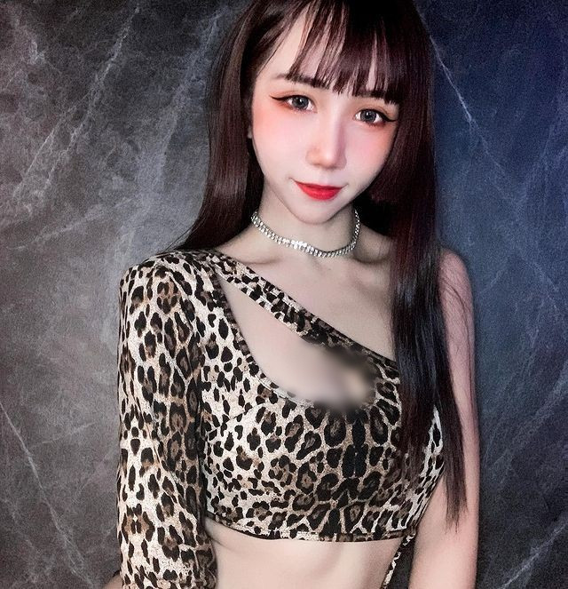 Họa tiết da báo cũng được Ti Ti hay sử dụng để tôn lên nét quyến rũ, nóng bỏng của mình.