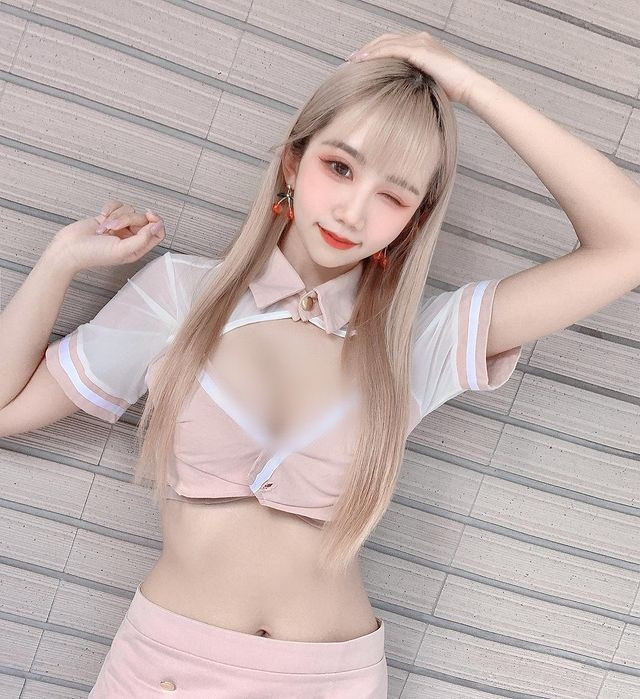 Nằm trong nhóm nhạc Angel Girl ở Đài Loan, Ti Ti được mọi người yêu thích nhờ khuôn mặt xinh đẹp, thân hình gợi cảm và vũ đạo điêu luyện.