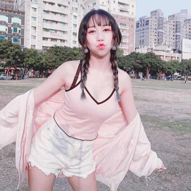 Khi đi chơi, hot girl diện đồ trẻ trung, nhí nhảng nhưng vẫn toát lên được sự quyến rũ, nữ tính của mình.