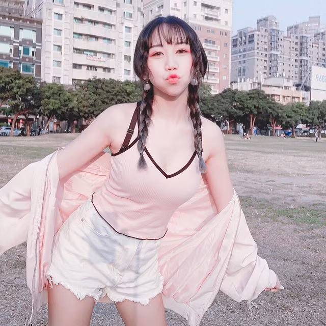 Khi đi chơi, hot girl diện đồ trẻ trung, nhí nhảng nhưng vẫn toát lên được sự quyến rũ, nữ tính của mình.