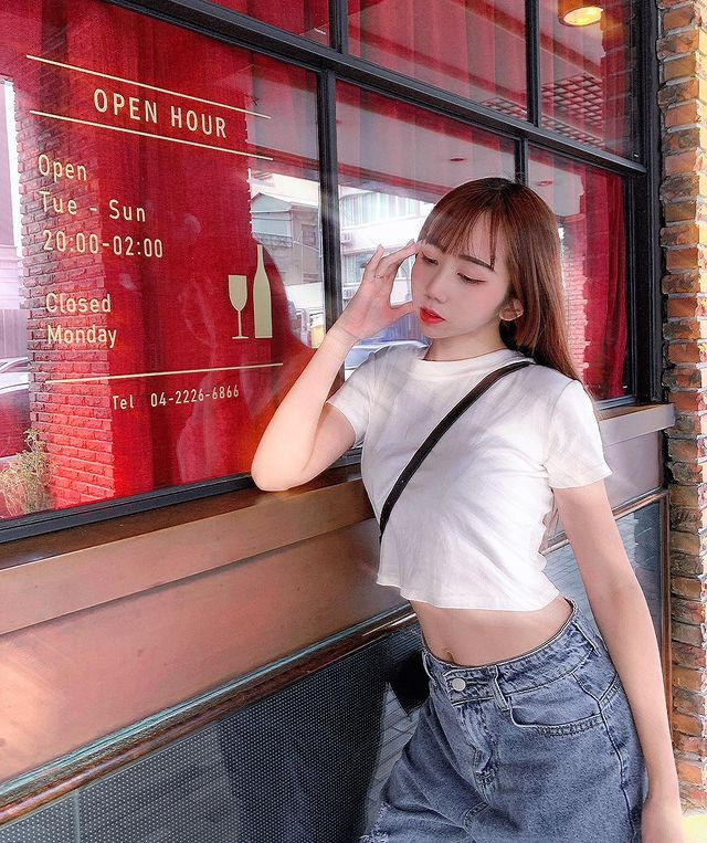 Vòng eo thon thả, Ti Ti không chút ngại ngần diện crop-top và quần ống rộng. Công thức mix đồ thịnh hành của các bạn trẻ thời gian gần đây.