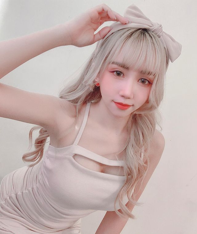 Ti Ti xinh đẹp như búp bê trong chiếc váy body màu kem với vết cắt xẻ ở ngực khá thu hút.