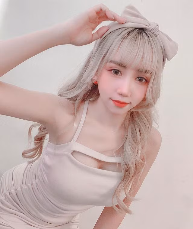 Ti Ti xinh đẹp như búp bê trong chiếc váy body màu kem với vết cắt xẻ ở ngực khá thu hút.