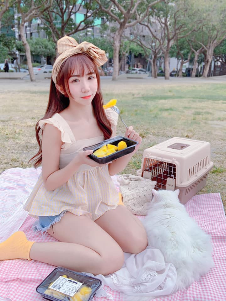 Nếu diện một chiếc áo dáng babydoll hơi xòe thì Ti Ti sẽ mix với quần sooc ngắn để thêm phần đáng yêu mà không bị mất dáng hay lùn đi. Cô nàng cũng sử dụng phụ kiện đáng yêu để có được bức ảnh đẹp trong trẻo.