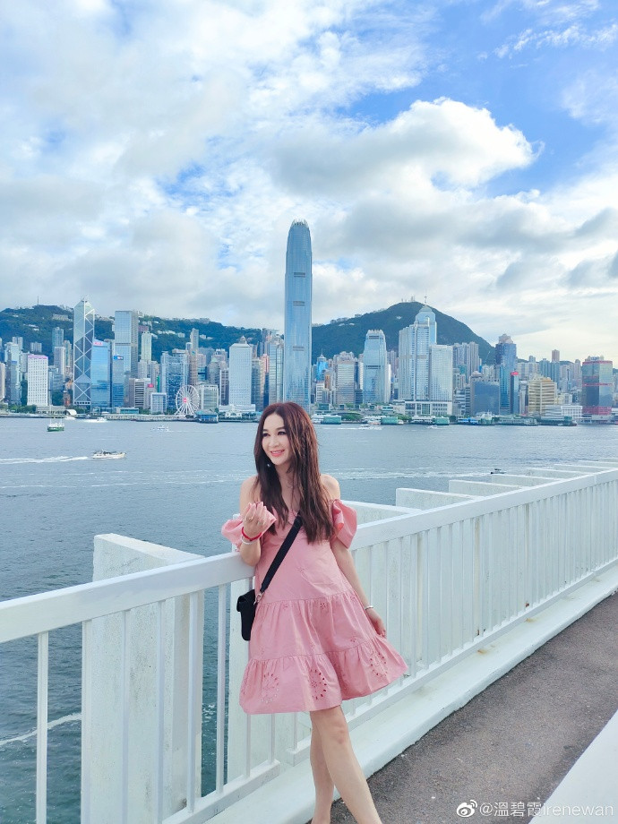 Chiếc váy babydoll trễ vai màu hồng nhạt giúp Ôn Bích Hà trẻ ra hàng chục tuổi.