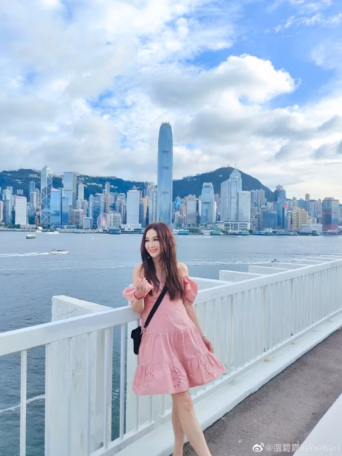 Chiếc váy babydoll trễ vai màu hồng nhạt giúp Ôn Bích Hà trẻ ra hàng chục tuổi.