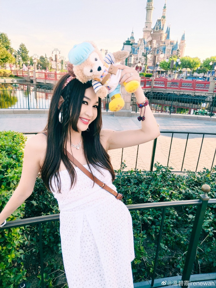 Làn da trắng mịn, gương mặt trẻ trung và dáng vóc thon thả của Ôn Bích Hà khiến nhiều người thực sự kinh ngạc, rất muốn biết bí kíp làm đẹp, bảo dưỡng tuổi thanh xuân của cô.