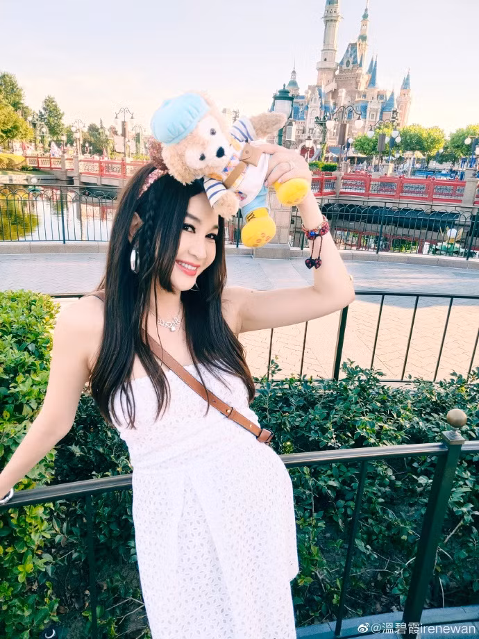 Làn da trắng mịn, gương mặt trẻ trung và dáng vóc thon thả của Ôn Bích Hà khiến nhiều người thực sự kinh ngạc, rất muốn biết bí kíp làm đẹp, bảo dưỡng tuổi thanh xuân của cô.