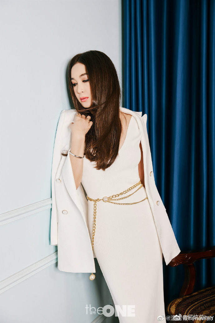 Khi chụp ảnh cho tạp chí, Ôn Bích Hà lại hóa thân thành nữ doanh nhân quyền lực. Bộ trang phục quý phái giúp tôn lên vẻ thanh nhã, sang trọng của cô.