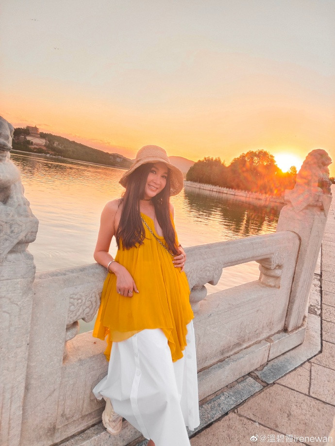 Ngoài đời, Ôn Bích Hà là một phụ nữ cực kỳ yêu thích cái đẹp, nữ diễn viên cũng rất ham mê thời trang và không hề bỏ lỡ bất cứ xu hướng thời thượng nào.