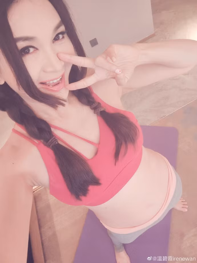 Cô cũng chăm chỉ tập luyện để giữ được sắc vóc thon thả, săn chắc. Thân hình của nữ diễn viên khiến nhiều cô gái trẻ phải hổ thẹn.