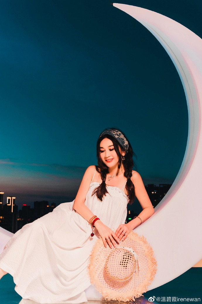 Tuy vậy, trang phục mà Ôn Bích Hà thường xuyên lựa chọn phần lớn là các loại váy bánh bèo, có màu sắc tươi sáng, trẻ trung.