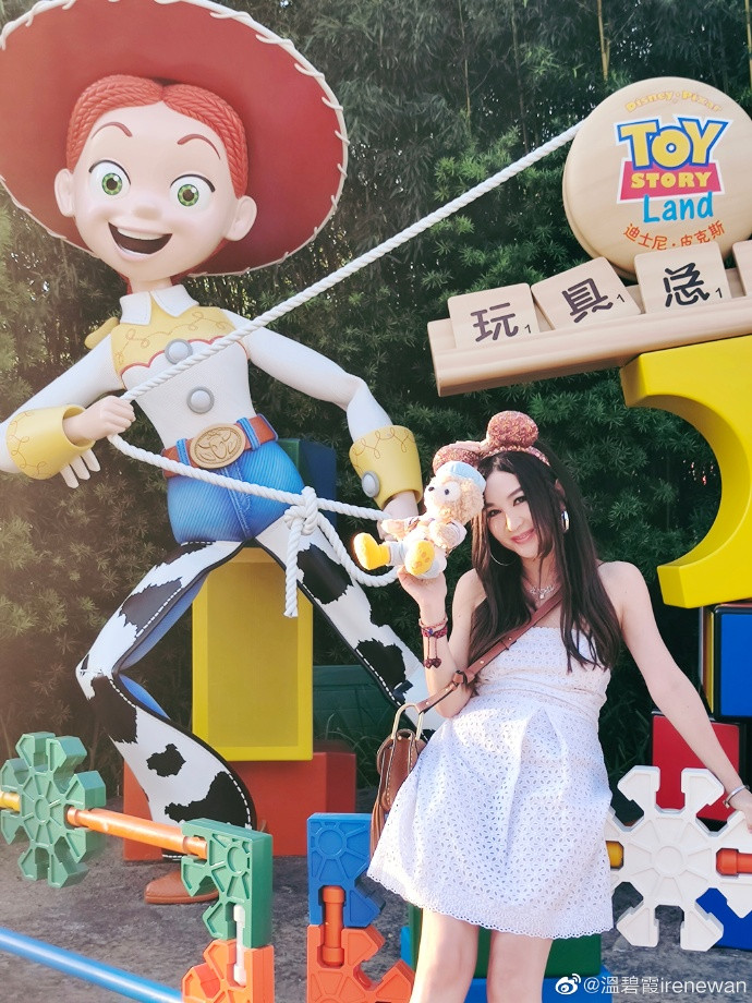 Thế nhưng trên thực tế, vẻ trẻ trung của Ôn Bích Hà ngoài việc nhờ chăm sóc sức khỏe, dưỡng da, tập luyện thì còn phần lớn do trang phục mà nữ diễn viên lựa chọn.