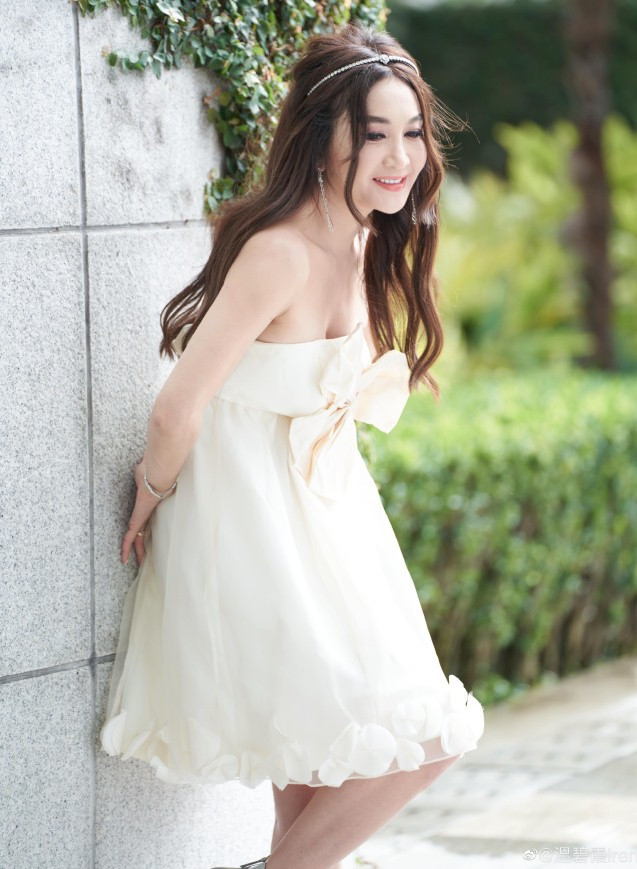 Thậm chí, nhiều người còn nói đùa rằng Ôn Bích Hà chẳng khác nào hồ ly tinh thật sự, cô trẻ mãi không già, sở hữu nhan sắc không tuổi.