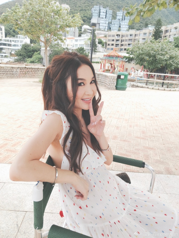 Chiếc váy maxi trắng có họa tiết xanh đỏ nổi bật giúp nữ diễn viên phô bày được vẻ nữ tính, gợi cảm của mình.