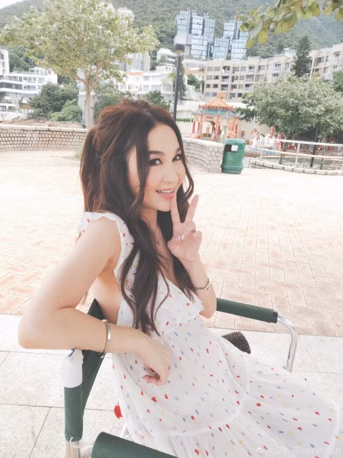 Chiếc váy maxi trắng có họa tiết xanh đỏ nổi bật giúp nữ diễn viên phô bày được vẻ nữ tính, gợi cảm của mình.