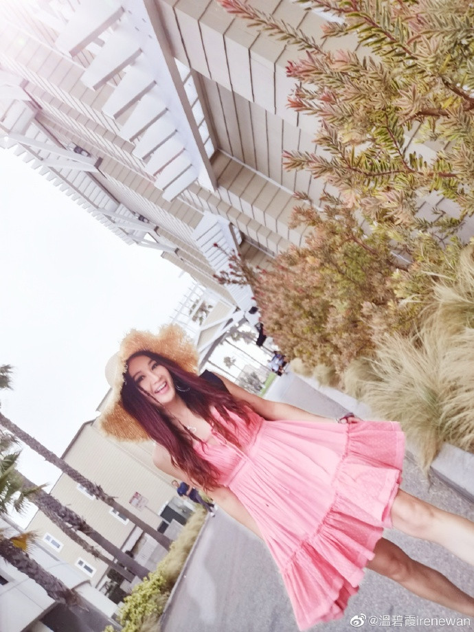 Chiếc váy xòe thắt ở phần ngực khiến Ôn Bích Hà chẳng khác nào như thiếu nữ tuổi đôi mươi. Thêm màu hồng baby cực nịnh da, Ôn Bích Hà thật sự đã hack tuổi rất tốt.