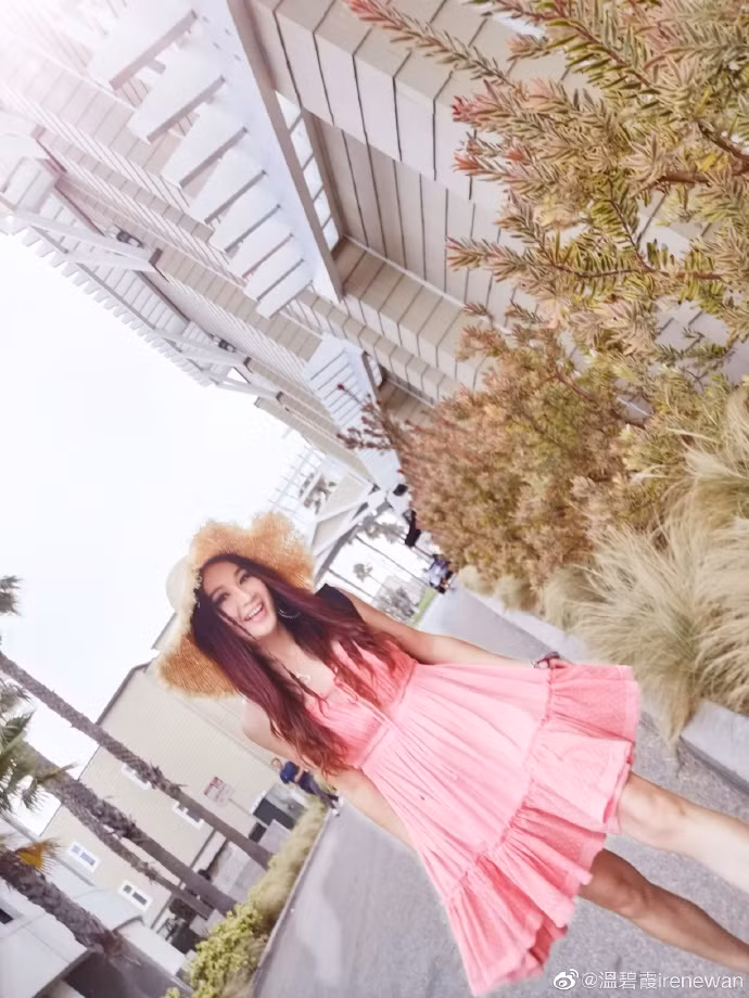 Chiếc váy xòe thắt ở phần ngực khiến Ôn Bích Hà chẳng khác nào như thiếu nữ tuổi đôi mươi. Thêm màu hồng baby cực nịnh da, Ôn Bích Hà thật sự đã hack tuổi rất tốt.