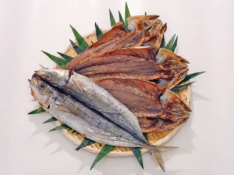 Cá ướp muối được chế biến bằng cách ướp, xát muối khô vào con cá, sau đó để nơi thoáng gió để phơi khô. Việc tiêu thụ một món ăn nhiều muối như vậy có thể gây trữ natri.