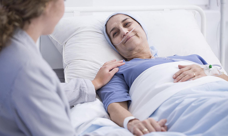 Tế bào ung thư không truyền trực tiếp từ thế hệ trước sang thế hệ sau mà các gen ở thế hệ sau có vấn đề. Khi một trong những gen ức chế khối u và ung thư biểu mô bị đột biến, thế hệ sau sẽ rất nhạy cảm với các yếu tố và chất gây ung thư khác nhau, từ đó tỷ lệ ung thư sẽ tăng lên ở giai đoạn sau. 5 loại ung thư sau đây đều có các đặc điểm quần tụ gia đình: