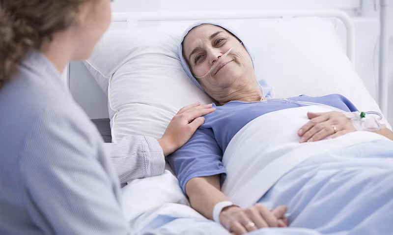 Tế bào ung thư không truyền trực tiếp từ thế hệ trước sang thế hệ sau mà các gen ở thế hệ sau có vấn đề. Khi một trong những gen ức chế khối u và ung thư biểu mô bị đột biến, thế hệ sau sẽ rất nhạy cảm với các yếu tố và chất gây ung thư khác nhau, từ đó tỷ lệ ung thư sẽ tăng lên ở giai đoạn sau. 5 loại ung thư sau đây đều có các đặc điểm quần tụ gia đình: