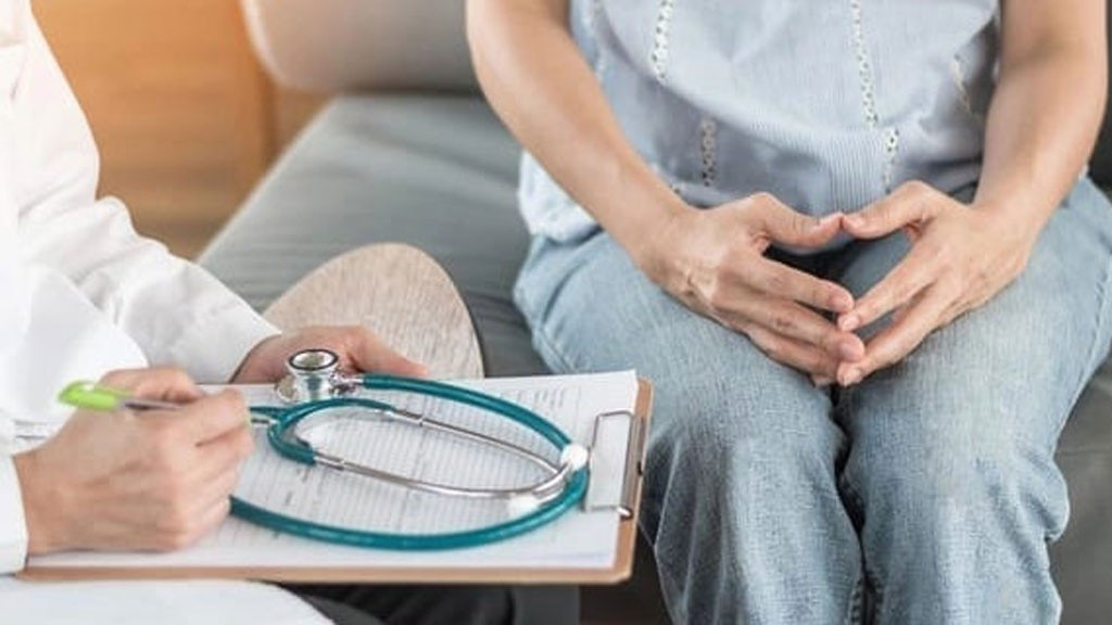 Những người có tiền sử gia đình mắc ung thư buồng trứng, ung thư vú, ung thư nội mạc tử cung thì tỷ lệ mắc ung thư buồng trứng tăng lên đáng kể.