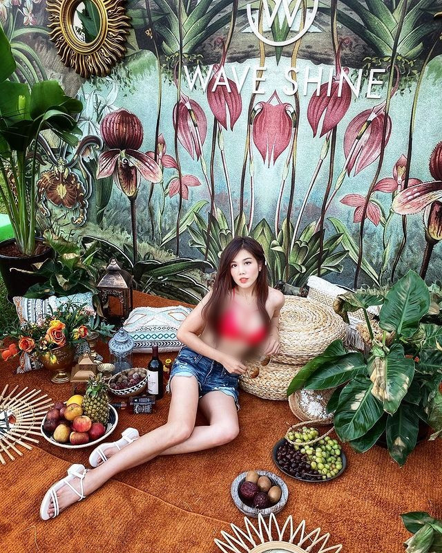 Với lợi thế ngoại hình, khi đi chơi, đi du lịch, hot girl cũng không ngại diện những set đồ khoe dáng triệt để. Với bộ trang phục này, Dương Thần Hi vừa khoe được vòng một căng tròn đầy đặn, vừa khoe được đôi chân thon dài.