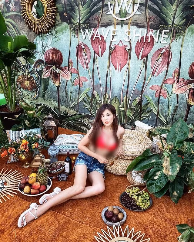 Với lợi thế ngoại hình, khi đi chơi, đi du lịch, hot girl cũng không ngại diện những set đồ khoe dáng triệt để. Với bộ trang phục này, Dương Thần Hi vừa khoe được vòng một căng tròn đầy đặn, vừa khoe được đôi chân thon dài.