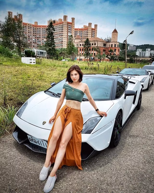 Chiếc áo crop-top lệch vai kết hợp cùng quần dáng rộng xẻ tà cao giúp Dương Thần Hi khoe được toàn bộ vẻ đẹp hình thể cực bắt mắt bên chiếc siêu xe.