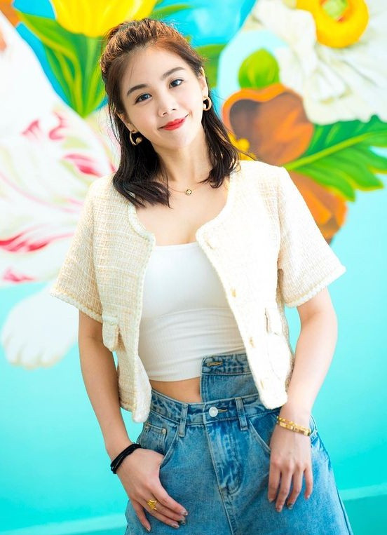 Cô nàng cũng rất chịu khó cập nhật các xu hướng thời trang và liên tục làm mới mình. Mỗi lần xuất hiện trước công chúng, hình ảnh của Dương Thần Hi đều được chăm chút kỹ càng.