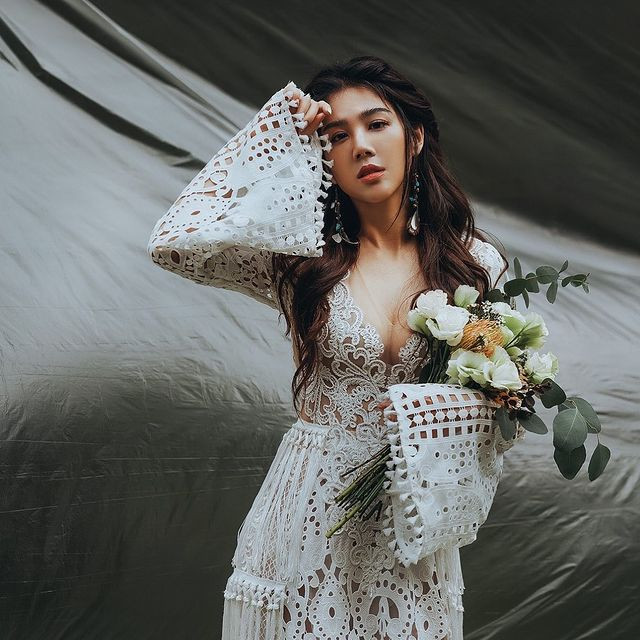 Quả thật, với chiếc váy thô màu trắng này, Dương Thần Hi đẹp tựa nữ thần.